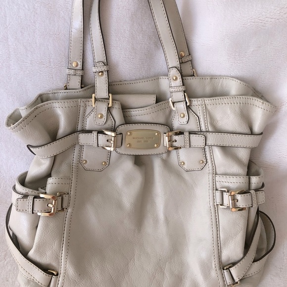 Michael Kors leather bag. - Picture 2 of 5